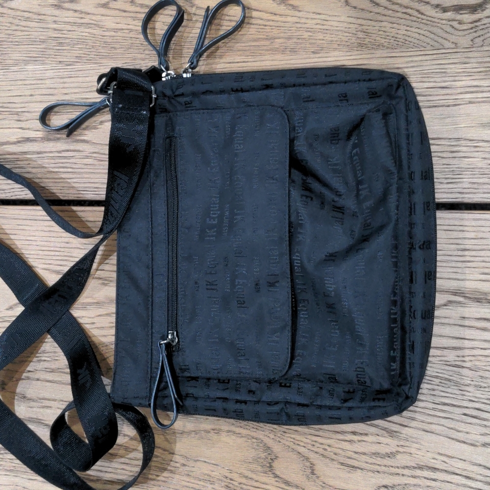 Adjustable crossbody bag/purse. Black - Picture 9 of 10